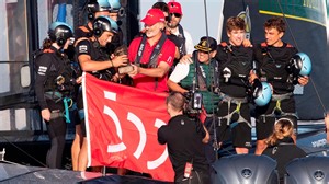 Felipe VI alucina tras subirse al catamarán español en el Sail GP de Cádiz: "¡Qué pasada, no me lo imaginaba así!"