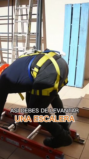 ASÍ DEBES DE LEVANTAR UNA ESCALERA #cs4 #seguridadindustrial #seguridad #foryoupage #parati