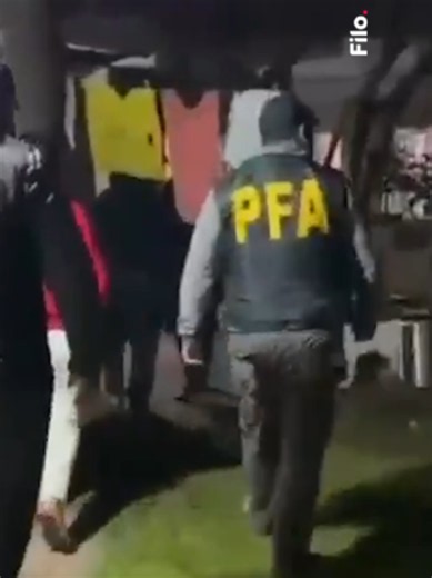 ⚫️ La Policía allanó la casa de un adolescente que planeaba un ataque escolar 🔻 📌 El FBI alertó a las autoridades locales por un posible ataque escolar en Quilmes. El sospechoso conversó sobre el plan con la inteligencia artificial ChatGPT, según indicó el medio Todo Noticias. 👉 La Unidad de Investigación Antiterrorista de la Policía Federal Argentina intervino en el caso. Los agentes identificaron al joven de 15 años a través de tareas digitales y técnicas de inteligencia. 🔎 Los efectivos p