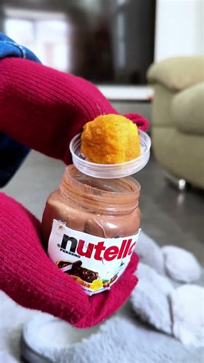 How to eat CHOCOLATE spread properly😂 チョコレートスプレッドの正しい食べ方😂
