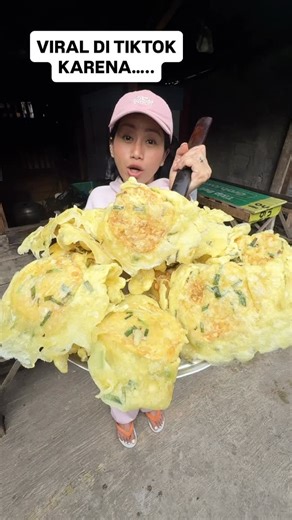 🇮🇩FARIDA NURHAN🇮🇩 on Instagram: "Hello Sahabat Omay kalau ada waktu please baca caption Omay sampai habis ya, trimakasih banyak. Video ini sudah Omay post duluan di Facebook dan Tiktok, ada beberapa akun yang memposting ulang juga, dari komen yang Omay baca lebih fokus ke Mbah Penjual yang jutek. First, let me tell you ya guys, Omay sebenernya nginep di Dieng makanya pake Jaket, ke lokasi di video ini hanya 30 Menit makanya Omay malas ganti baju hehe. Dan Wonosobo memang menjadi salah satu K