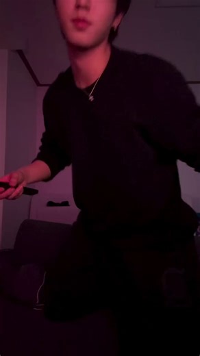 So many things happening here: – Han pretending that his remote control is his mic 😭– the leader of SILICA GEL commenting and reposting the cover using cute emojis 😭– Han showing us that he still has the book fans gave him ("Castorpollux" has a special meaning for him) 😭