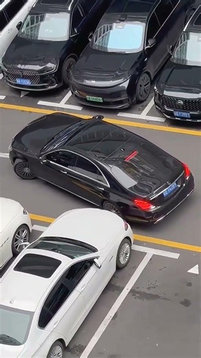 Rear wheel extremely close to the edge Reversing into a narrow parking space #carparking #driving