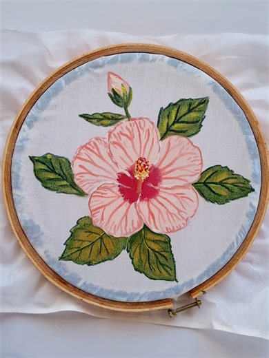 Learn how to paint this pink hibiscus 🌸✨ On cotton fabric using silk & fabric paints — petal by petal. Did you know? The hibiscus symbolizes delicate beauty, femininity, and the fleeting nature of fame — but also power, resilience, and welcoming positivity. 👉 Watch the full tutorial on my YouTube channel. Save this & start painting along! #fabricpainting #arttok #fabricpaintingideas #textileart #hibiscusart