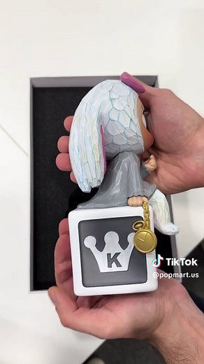 MOLLY 17 MOON RABBIT PINK VERSION Within the anniversary series, Kenny Wong intricately blends unique design elements into this collection. Embracing the Chinese