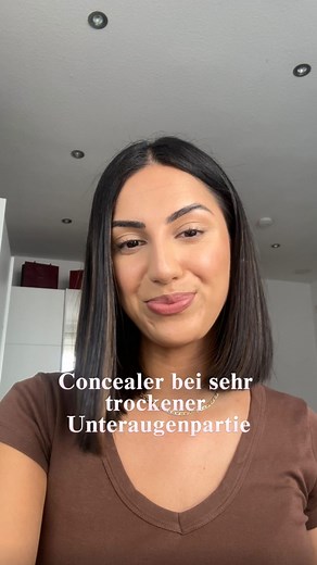 Delara Nasri on Instagram: "7 Schritte Technik für Concealer bei trockener Unteraugenpartie 🤍 Produkte aus dem Video: • Banana bright eye cream von @olehenriksen • Setting spray von @urbandecaycosmetics • Concealer „bare with me“ von @nyxcosmetics_de • Concealer „ultra creamy“ von @tartecosmetics • Setting Puder von @lauramercier • Concealer Pinsel von @hourglasscosmetics • Mini Schwämmchen von @mein_rossmann"
