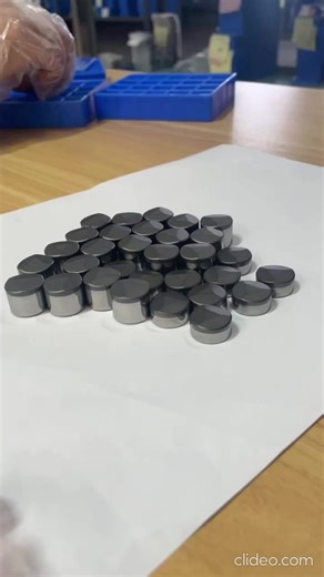 PDC cutter for oil and gas include the 08/10/13/16/19/20/22/25mm conventional flat cylindrical cutters and shaped cutters such as AXE blades PDC, triple ridge,four-dimensional cross PDC and customized models. as a manufacturer of the PDC, bespoke sizes and shapes on your request.#huanghewhirlwind #pdccutter #oilandgas #oildrilling #pdcbit #fixedcutterpdc