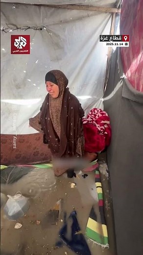سيدة غزية تبكي بحرقة داخل خيمتها بعد غرقها في مياه الأمطار وبقائها دون مأوى مع أطفالها