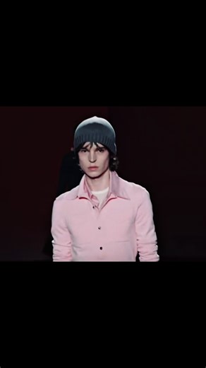 Bottega veneta hello? #model #bottegaveneta #milanfashionweek #fashionshow #runway