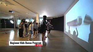 Beginner Kids Dance Program🧶 ⭐️5-10 years⭐️ . 🧠 เสริมพัฒนาการและการเรียนรู้ (Basic Move) ฝึกการประสานงานระหว่างร่างกายและสมอง (Coordination) ส่งเสริมให้เด็กๆพัฒนา สมาธิ ความจำ และการฟังจังหวะ ความเข้าใจเรื่อง “ซ้าย–ขวา” และ “จังหวะเวลา” เรียนรู้ผ่าน เพลงที่ชอบ . . 👟สร้างกล้ามเนื้อ ผ่านการเต้น (Creative warm-up for Dance) ออกกำลังกายอย่างสนุกสนาน และส่งเสริมอุปนิสัยการออกกำลังกายตั้งแต่เล็ก . . ❤️ เสริมความมั่นใจในตัวเอง (Appreciate yourself) • เด็กๆพร้อมเปิดใจ 💓กล้าแสดงออกผ่านการเต้นต่อหน้าค