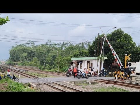 Railroad Crossing Indonesia train hunting di JPL 363A purwokerto