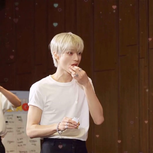 Lemon Drop Wooyoung eating Lemom candy✨💜