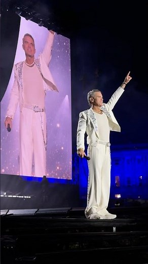 Robbie Williams performed “Angels” at Royal Crescent, Bath, UK on June 14, 2025