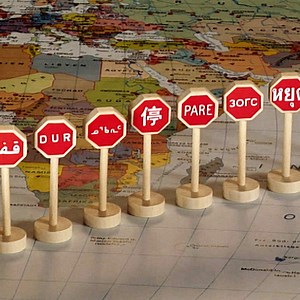 Halt, stopp! 🛑 Das Stoppschild hat eine ganz besondere Form und sieht fast überall auf der Welt gleich aus. Warum das so ist und welche Stoppschilder es sonst noch gibt, zeigt uns Ralph. | Die Maus