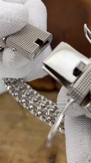 Золотой браслет •Фараон• с Бриллиантами Белое Золото 585 Пробы Вес-104,08 гр Длина 21,5 см Замок Коробка (Модельный) Бриллианты 0,51 Карат (11 шт) Актуальные цены уточняйте пожалуйста в личном сообщении Тел. 79647202333 WhatsApp Telegram г Москва Люблинская 18А Ювелирный технопарк Сапфир С 11-18:00 Суббота до 11-16:00 Вс-выходной Парковка бесплатная ______________ @lux_jewellery_Moscow | Lux Jewellery