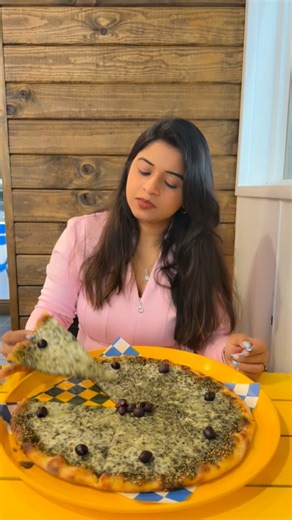 📍 Manakish Oven & Grill | San Jose, CA Must-try new Mediterranean & Middle Eastern restaurant in San Jose ✨ Just 6 minutes from San Jose Airport, this newly opened spot is already a favorite for authentic manakish (Middle Eastern flatbreads) and made-from-scratch dishes 🤍 Everything here is fresh, no preservatives, nothing frozen — you can truly taste the quality in every bite! 🍽️ What I tried: 🌶️ Jalapeño Hummus (popular!) with fresh pita 🥙 Chicken Shawarma Bowl 🫓 Veggie Supreme Manakish 