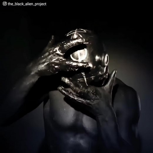 55K views · 99 reactions | Als Anthony Loffredo 27 Jahre alt war, beschloss er, ein “irreparables” Lebensprojekt in Angriff zu nehmen: Er wollte seinen Körper mit Tätowierungen, Operationen und Implantaten so sehr modifizieren, dass er sich am Ende in einen obskuren Außerirdischen verwandeln würde. Doch die Verwirklichung seiner Träume sollte unvorstellbare Folgen haben, die ihn wenig später an den Rollstuhl fesseln könnten. | Gesundheit | Facebook