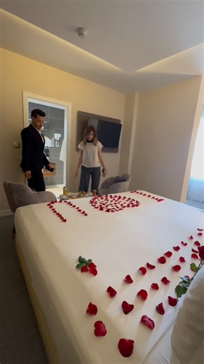 ✨ Une escapade parfaite au AD Hôtel Pont d’Hydra ✨ Check-in fait ✅ Chambre honeymoon romantique avec petit-déj en tête-à-tête 🥐☕ Et pour finir, une virée gourmande au restaurant Les Caves : pizzas italiennes & boissons à l’accent dolce vita 🍕🍷 📍 Rue des Caves, Hydra – Alger 📞 020 068 004 Vivez l’expérience, vibrez l’instant. #ADHotel #HydraAlger #HoneymoonVibes #LesCaves #PizzaLovers #ItalianTaste #StayWithLove | AD Hotels