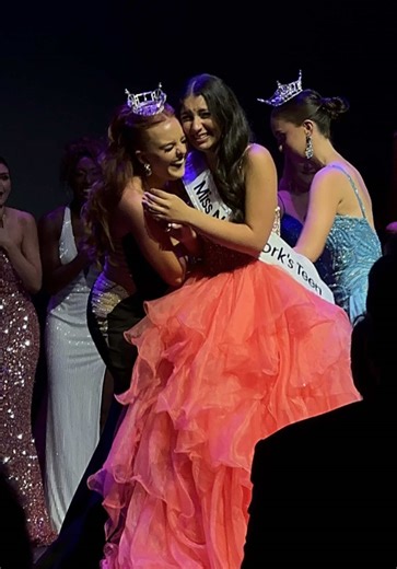 took a tumble @nadiaa.anwar #missamerica #pageant #missnewyork #fail #dieinthishouse