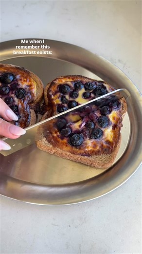 Sophie Fisher on Instagram: "Blueberry custard toast - bringing it back for 2026 because it’s such a yum, easy breakfast idea 2 slices bread 2 tbsp plain yoghurt 1 egg 1 tsp vanilla bean paste 1 tbsp honey Blueberries, to top Mix yoghurt, egg, vanilla and honey until well combined. Using your fingers, press down on the surface of the bread to create a well in the centre of each slice of bread. Spoon in the custard mixture and top with berries. Place in 180C air fryer for 10 mins or until the cus