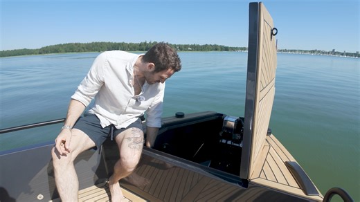 𝗫𝗢 𝗘𝗫𝗣𝗟𝗥 𝟰𝟰 𝗪𝗮𝗹𝗸𝘁𝗵𝗿𝗼𝘂𝗴𝗵: 𝗘𝘅𝗽𝗹𝗼𝗿𝗶𝗻𝗴 𝘁𝗵𝗲 𝗦𝘁𝘂𝗻𝗻𝗶𝗻𝗴 𝗙𝗿𝗼𝗻𝘁 𝗗𝗲𝗰𝗸! Giacomo is especially happy about the anchor mechanism - check it out! | XO Boats