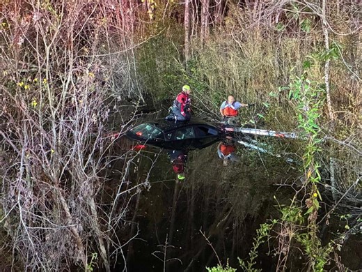 Horry County rescue crews pull car from water near Loris