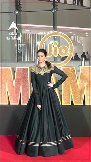 Karishma Tanna | Bollywood Updates | જુઓ બ્લેક ડ્રેસમાં કરિશ્મા લાગી રહી છે બ્યુટિફુલ
