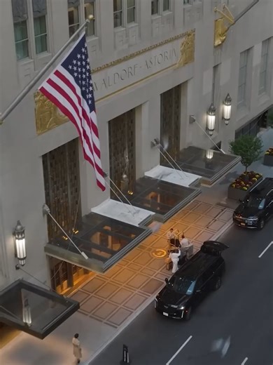 Curiosità, storie e guide di New York: il Waldorf Astoria riapre le porte! 🥂 Vi portiamo dentro il restauro da 1 miliardo di dollari dell'hotel più iconico del mondo. C’è un solo posto a New York che può vantare di aver ospitato ogni singolo Presidente degli Stati Uniti da Herbert Hoover in poi. Quel posto è tornato. Dopo quasi 8 anni di lavori, il Waldorf Astoria ha finalmente riaperto i suoi cancelli dorati su Park Avenue! 🏙 Non è stata una semplice rinfrescata. I restauratori hanno lavorato