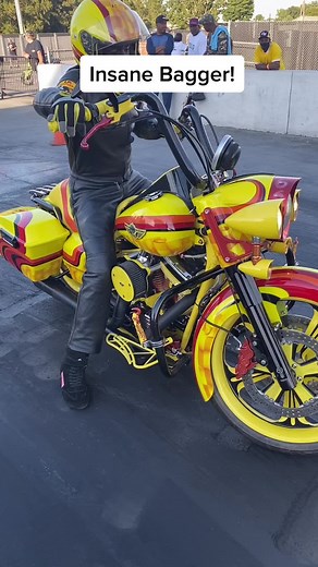 An incredible #Harley #bagger . #motorcycles #dragracing #motorcyclesoftiktok #dragbike #baggerracing #motorcycleracing