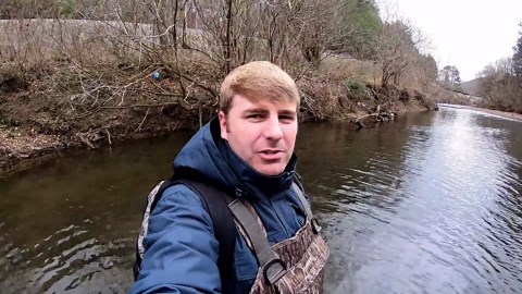 RIVER TREASURE HUNT FOR ANTIQUE BOTTLES - Winter water treasure