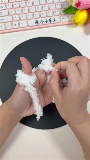 Knit a scarf by hand, no needles needed, just a ball of yarn, you can easily make a warm and cozy