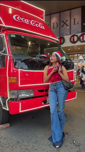 Unwraps the festive joy with Coca-Cola’s Christmas truck! 😍🎄✨Join the Coca-Cola Christmas truck festivities – Picture-perfect moments, games, and exciting gifts await! 📷🎄 🚚🎁 #trending #viral #fypシ #srilankantiktok #foryou #chamathkasandacharuni #TikTokVlog #colombo #Christmas2023 #TikTokVlog #CocaCola #ChristmaswithCoke