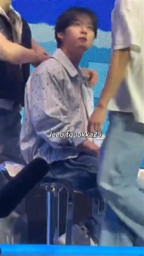 Leeknow calling Hannie to sit on his lap! #straykids #kpop #leeknow #han #jisung #minsung #skz