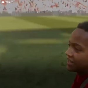 37K views · 36 reactions | Dieser kleine Bayern-Fan ging auf das Spielfeld in der Allianz Arena, um sich mit seinem Idol Sadio Mané fotografieren zu lassen. Der kleine Junge hätte nie gedacht, was für eine Überraschung er erleben würde. Der Senegalese und seine Mannschaft machen keine gute Zeit durch, aber Dankbarkeit gegenüber den Fans ist in Deutschland nicht verhandelbar. | Cracks im Sport | Facebook