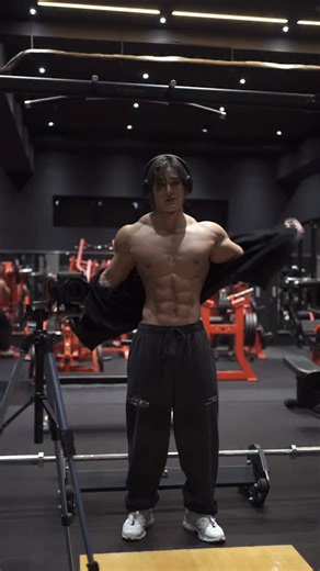 真子 心太朗 | Shintaro Manago 🌊 on Instagram: "久しぶりにジムで脱いだら絞れてた🤨🤨 @vqfit 10%OFF CODE : Shintaro ・ ・ #motivation #fitnesslife"