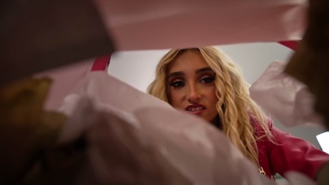 Girl fakes as Sabrina Carpenter to sneak into concert