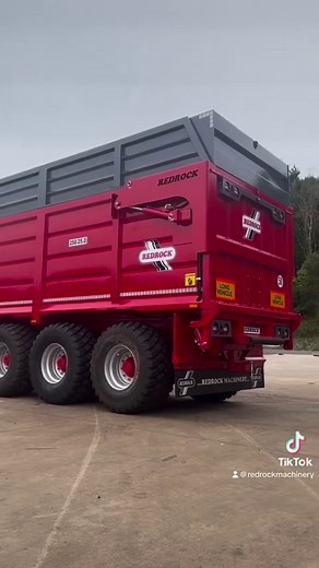 She goes High up into the Sky 🚨💪🏻😎 #trailer #silage #agriculture #farming #farmlife #wagon #redrockmachinery | Redrock Machinery