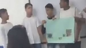Pen girl video original incident: un alumno ataca a su compañera con un lápiz y la grabación es viral en Twitter