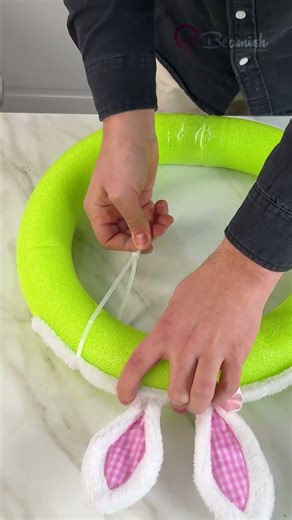 Easy Easter Wreath Craft 🌸🐣 #cute #easterwreath #eastercrafts