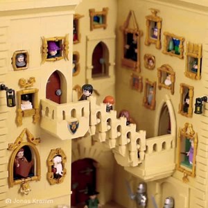 “Oh und behaltet die Treppen im Auge. Sie verändern sich gern.” Percy hatte Recht 😉 #HarryPotter ✨ Danke an Jonas INSTA: @jonaskramm | LEGO