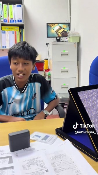 Haziq tengah live #hijabrindu #cover #nasyid #sekolah