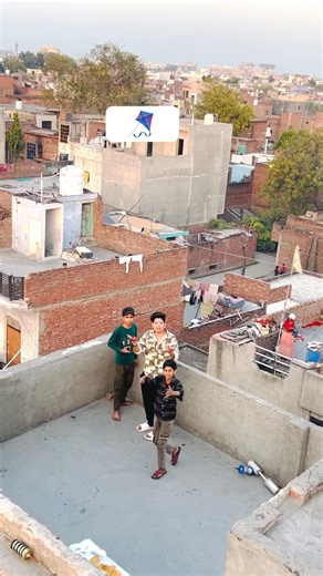 Kite looting 😨✅ #trandingshorts #youtubeshorts #kite #kites #kiteflying #patang #shorts