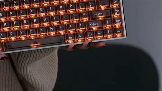 蜜氪磁轴键盘G2Pro，线性手感顺滑，触发快至0.4ms，打字游戏无延迟，办公室高效码字、玩家畅快竞技都得心应手。