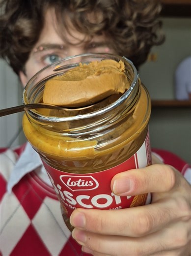 still my favorite type of mukbang to film🙈✨️ the crrrrrrrunchy biscoff spread hit extra hard today!💞 best invention ever😭 #biscoff #crunchy #lotusbiscoff #biscoffspread #mukbangeatingshow