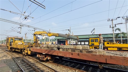 Construction work and ancillary engineering, electrical, operating and Signalling activities are running in full swing for extension of platform no 1 to 5 at Sealdah Station. | Sealdah Division, Eastern Railway
