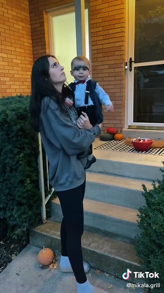 A little less smarties and a little more Reese’s please. #trickortreats #toddlers #halloween #momlife