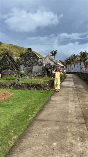 Fashion plus Function with a VAKUL. “𝔸 𝕧𝕒𝕜𝕦𝕝 (𝕔𝕒𝕝𝕝𝕖𝕕 𝕒 𝕤𝕦𝕠𝕥 𝕠𝕣 𝕤𝕠𝕠𝕥 𝕨𝕙𝕖𝕟 𝕨𝕠𝕣𝕟 𝕓𝕪 𝕞𝕖𝕟) 𝕚𝕤 𝕒 𝕡𝕣𝕠𝕥𝕖𝕔𝕥𝕚𝕧𝕖 𝕙𝕖𝕒𝕕𝕕𝕣𝕖𝕤𝕤 𝕞𝕒𝕕𝕖 𝕒𝕟𝕕 𝕥𝕪𝕡𝕚𝕔𝕒𝕝𝕝𝕪 𝕨𝕠𝕣𝕟 𝕓𝕪 𝕀𝕧𝕒𝕥𝕒𝕟 𝕨𝕠𝕞𝕖𝕟 𝕠𝕗 𝕥𝕙𝕖 ℙ𝕙𝕚𝕝𝕚𝕡𝕡𝕚𝕟𝕖 𝔹𝕒𝕥𝕒𝕟𝕖𝕤 𝕒𝕟𝕕 𝔹𝕒𝕓𝕦𝕪𝕒𝕟 𝕀𝕤𝕝𝕒𝕟𝕕𝕤. 𝕀𝕥 𝕚𝕤 𝕨𝕠𝕧𝕖𝕟 𝕗𝕣𝕠𝕞 𝕤𝕥𝕣𝕒𝕟𝕕𝕤 𝕠𝕗 𝕒𝕓𝕒𝕔á 𝕒𝕟𝕕 𝕧𝕦𝕪𝕒𝕧𝕦𝕪 𝕡𝕒𝕝𝕞 𝕗𝕚𝕓𝕖𝕣, 𝕒𝕟𝕕 𝕚𝕤 𝕕𝕖𝕤𝕚𝕘𝕟𝕖𝕕 𝕥𝕠 𝕤𝕙𝕚𝕖𝕝𝕕 𝕥𝕙𝕖 𝕨𝕖𝕒𝕣𝕖𝕣 𝕗