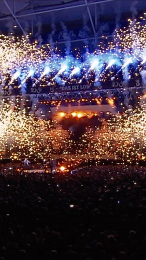 Jetzt auf YouTube! „Zeit, dass sich was dreht“ Live aus Gelsenkirchen, 2023. Das Konzert als Live-Mitschnitt gibt es ab jetzt zum Vorbestellen und ab dem 08. Dezember auf DVD & Blu-ray als Teil des limitierte Bundles inkl. „Das ist los“ Deluxe-Edition und der neuen Single „Kaltes Berlin. Alle Links findet ihr in der Bio. #DasIstLos | Herbert Grönemeyer