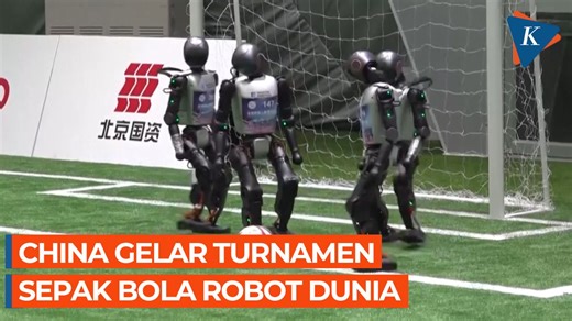 Permainan sepak bola sekarang bisa dimainkan tidak hanya oleh manusia saja, tapi juga robot. Para robot humanoid tersebut diprogram untuk bermain sepak bola, mulai dari menendang, berlari, hingga menahan tendangan lawan. Robot yang sedang bermain sepak bola ini dibuat oleh universitas di China, jelang World Humanoid Robot Games 2025. Beijing menjadi tuan rumah World Humanoid Robot Games 2025 yang akan berlangsung dari 15-17 Agustus 2025. Bagaimana rincian kompetisinya? Simak selengkapnya dalam v