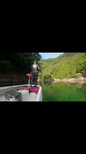 合川ダム ビッグベイトで流してサーチ中
